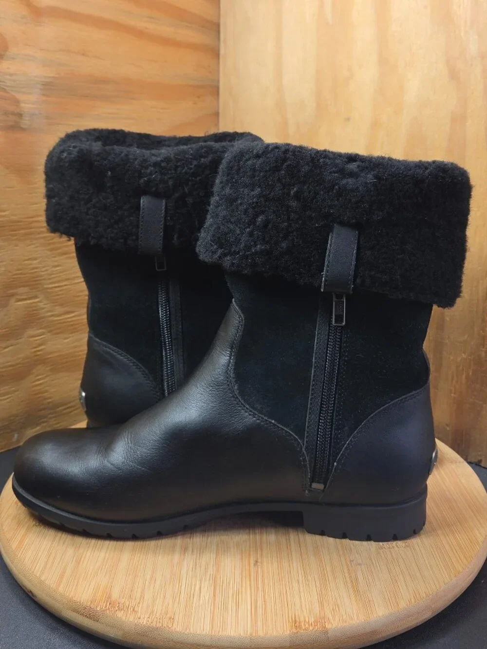 UGG preowned signs